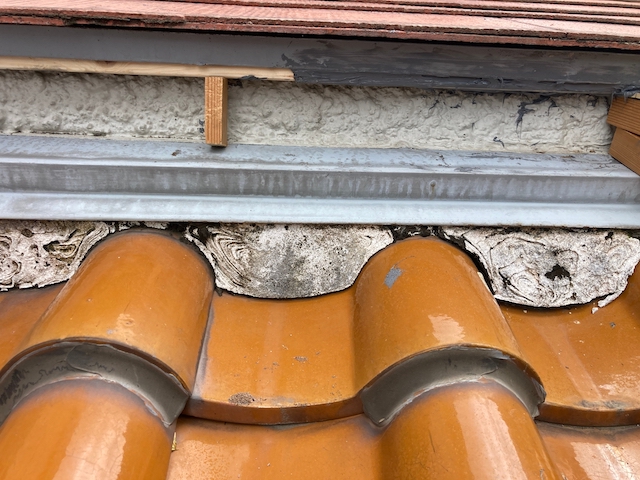 劣化がみられる漆喰